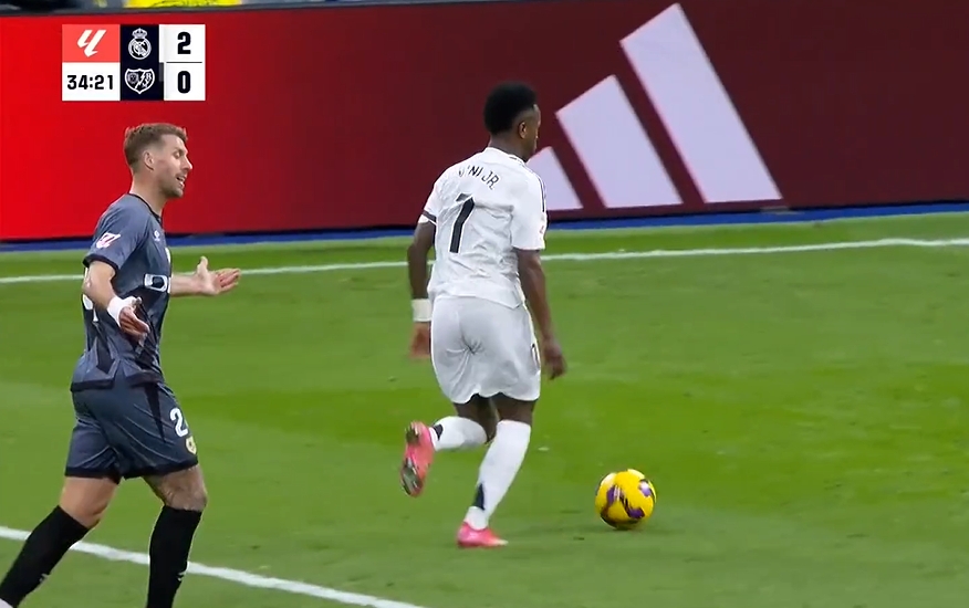  維尼修斯把對手逼成什么樣了？巴列卡諾兩人撞車，一人攤手