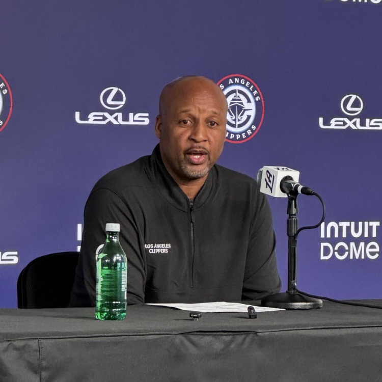  19中7但絕殺！代理主帥：小卡今晚投籃表現(xiàn)不佳 但我仍信任他