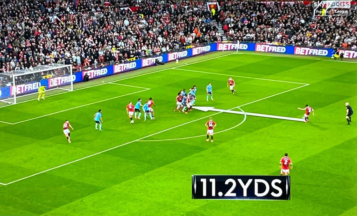  人墻失誤？轉(zhuǎn)播顯示B費(fèi)任意球距槍手人墻11.2碼，規(guī)則僅要求10碼