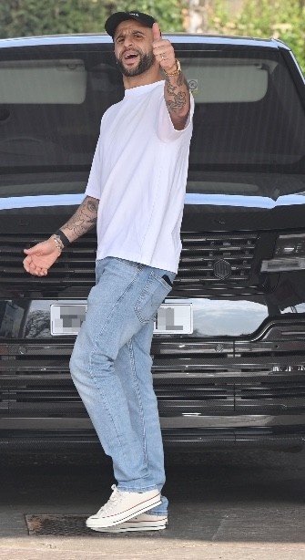  太陽報：沃克被拍到和妻子安妮一起出行，據(jù)說他們正在解決問題