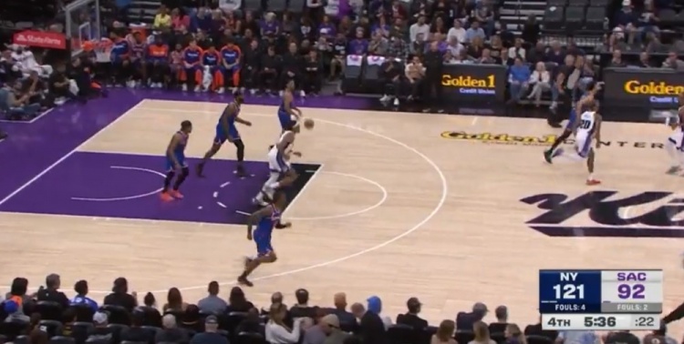  鳴金收兵！比賽還剩5分多鐘尼克斯領(lǐng)先29分 錫伯杜換下主力