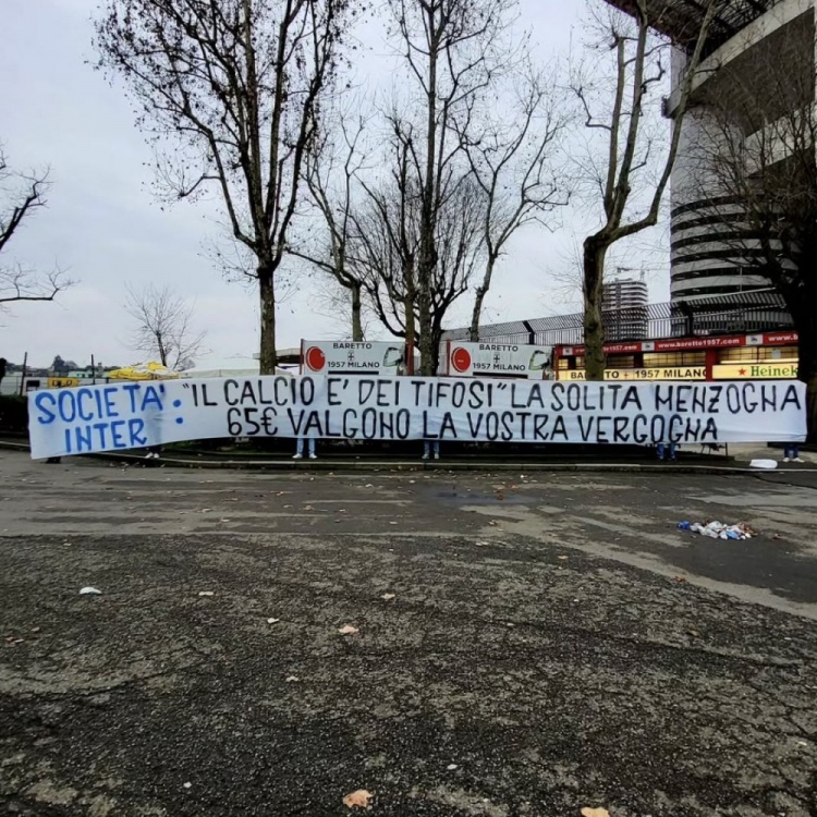  票價(jià)上漲&現(xiàn)場(chǎng)球迷顯著減少，國(guó)米死忠拉橫幅：65歐票價(jià)太可恥！