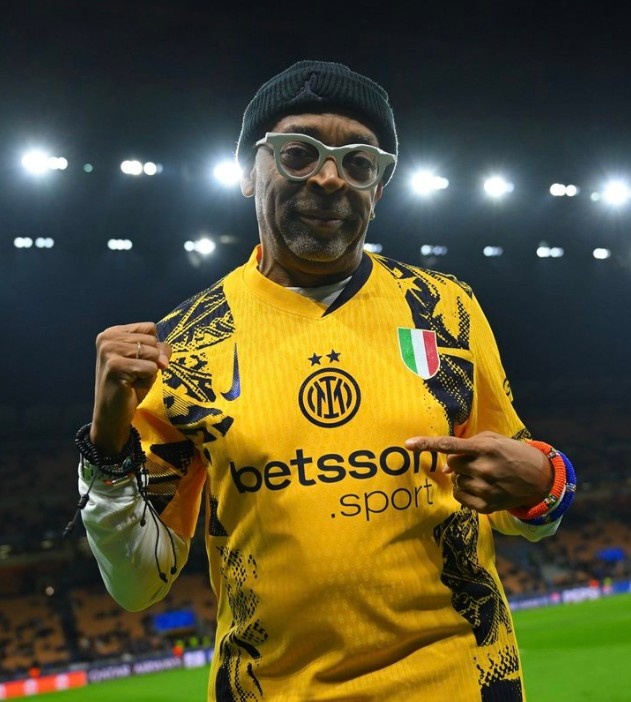  原來是內(nèi)拉！名導(dǎo)斯派克-李現(xiàn)場觀戰(zhàn)國米VS費(fèi)耶諾德