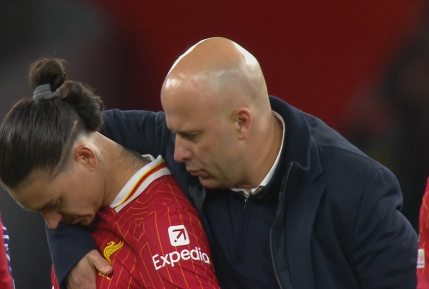  失落！努涅斯點(diǎn)球戰(zhàn)罰失，賽后斯洛特、貢薩洛上前安慰