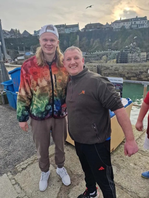  太陽報：哈蘭德利用空閑時間和朋友前往戶外釣魚，并且釣到了魚