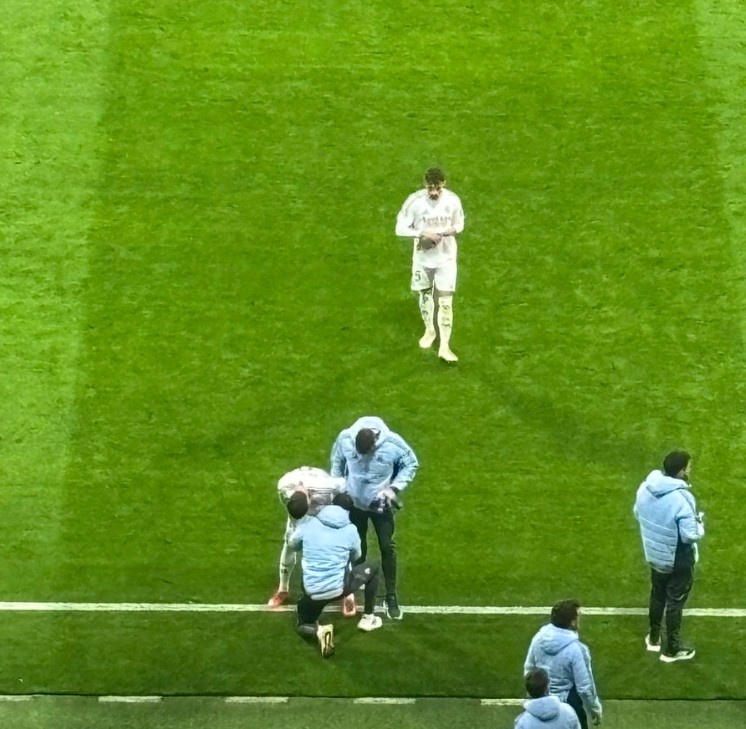  希望無礙，在維尼修斯踢點球的間隙，巴爾韋德在場邊接受治療