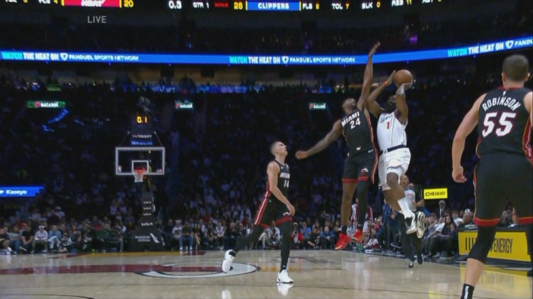  爭分奪秒！哈登后場推進漂移三分被壓哨犯規(guī)！3罰2中！