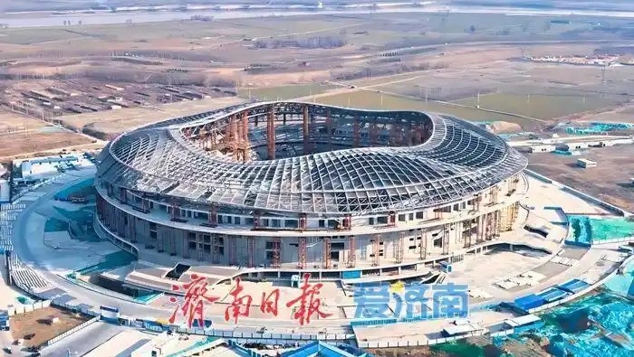  魯媒：戴上1.6萬噸“鋼鐵巨冠”，黃河體育中心球場完成屋蓋施工