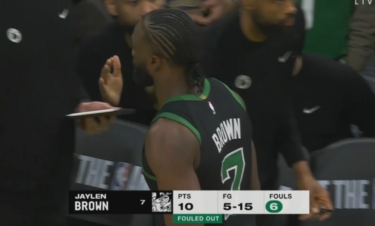  不冷靜啊！杰倫-布朗籃下逼搶霍姆格倫賠上犯規(guī) 6犯離場(chǎng)！