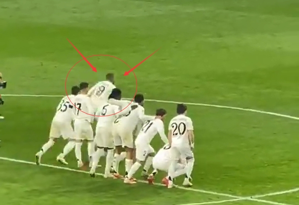  姆總搶跑！呂迪格點(diǎn)球罰中，姆巴佩按捺不住先大家一步?jīng)_出去慶祝