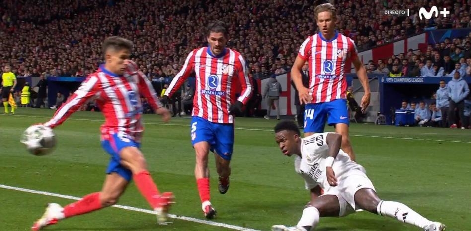  這下是點(diǎn)球嗎？前裁判談小西蒙尼手球：自然位置，不足以構(gòu)成犯規(guī)