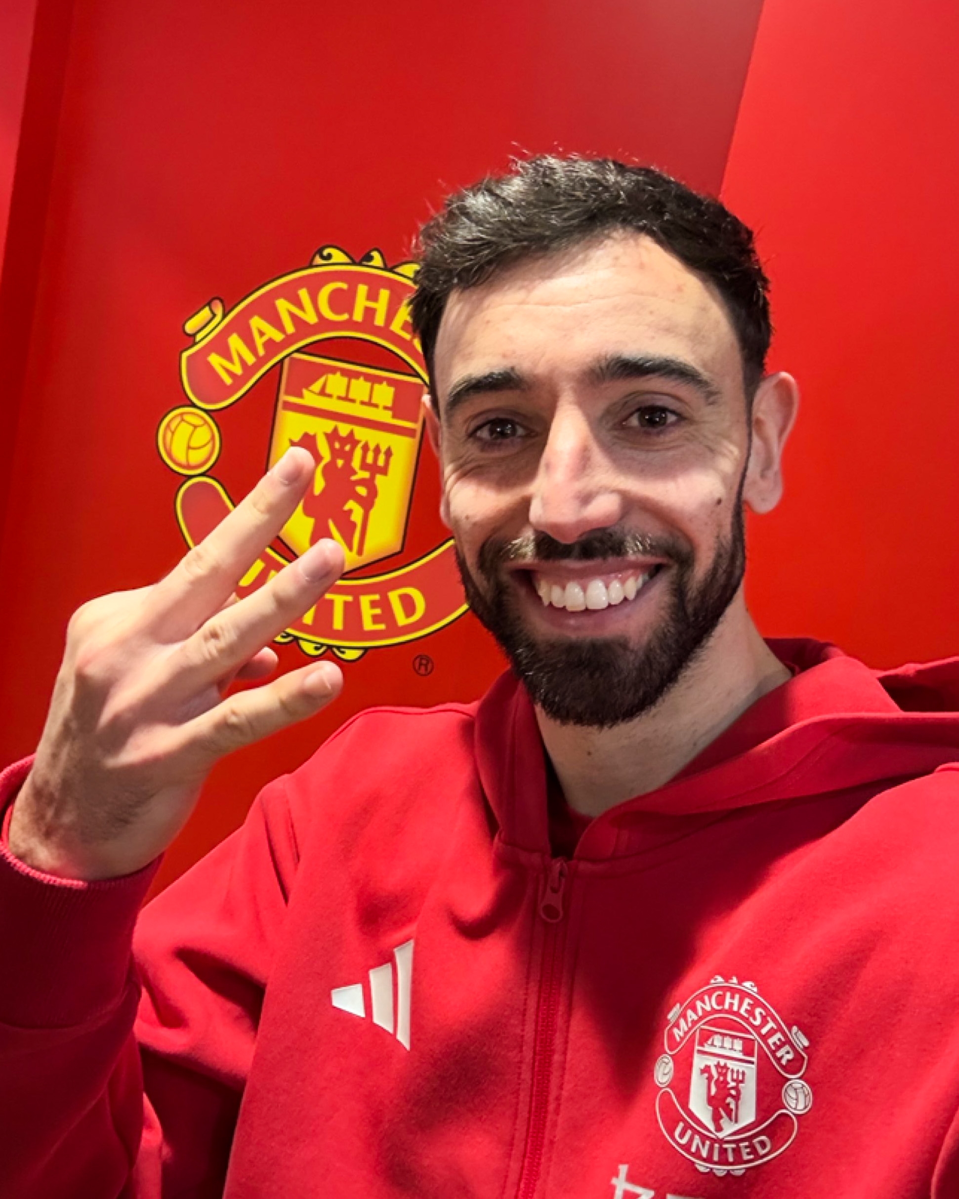  帶隊晉級！歐聯(lián)杯官推賽后曬B費自拍照，伸出3根手指象征戴帽