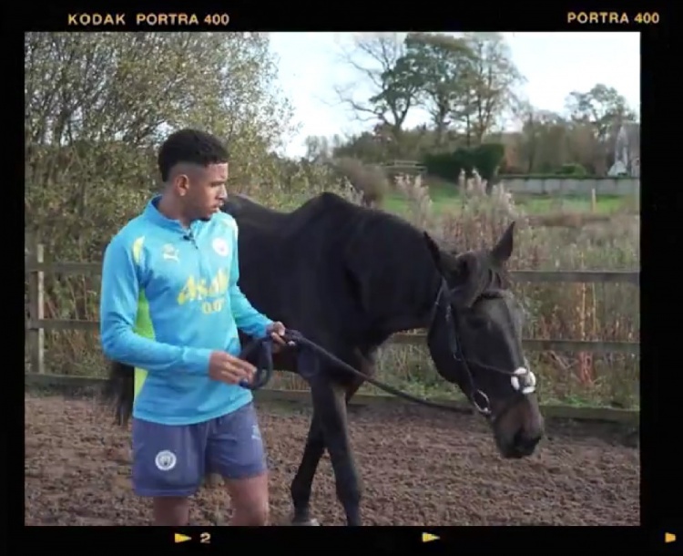  薩維尼奧：足球以外的愛好是馬，曼市多雨又冷但我過(guò)得很開心