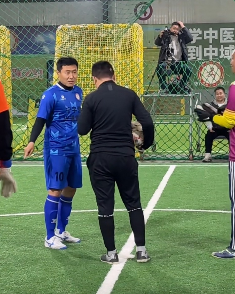  真降維打擊！姜寧在業(yè)余賽事比賽中獨(dú)得10分