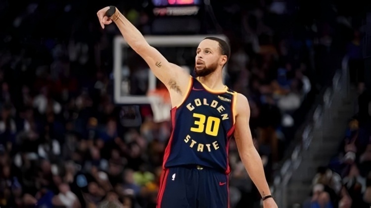  庫(kù)里，37歲，4000三分記錄之夜·雄鹿巨陣壓湖人