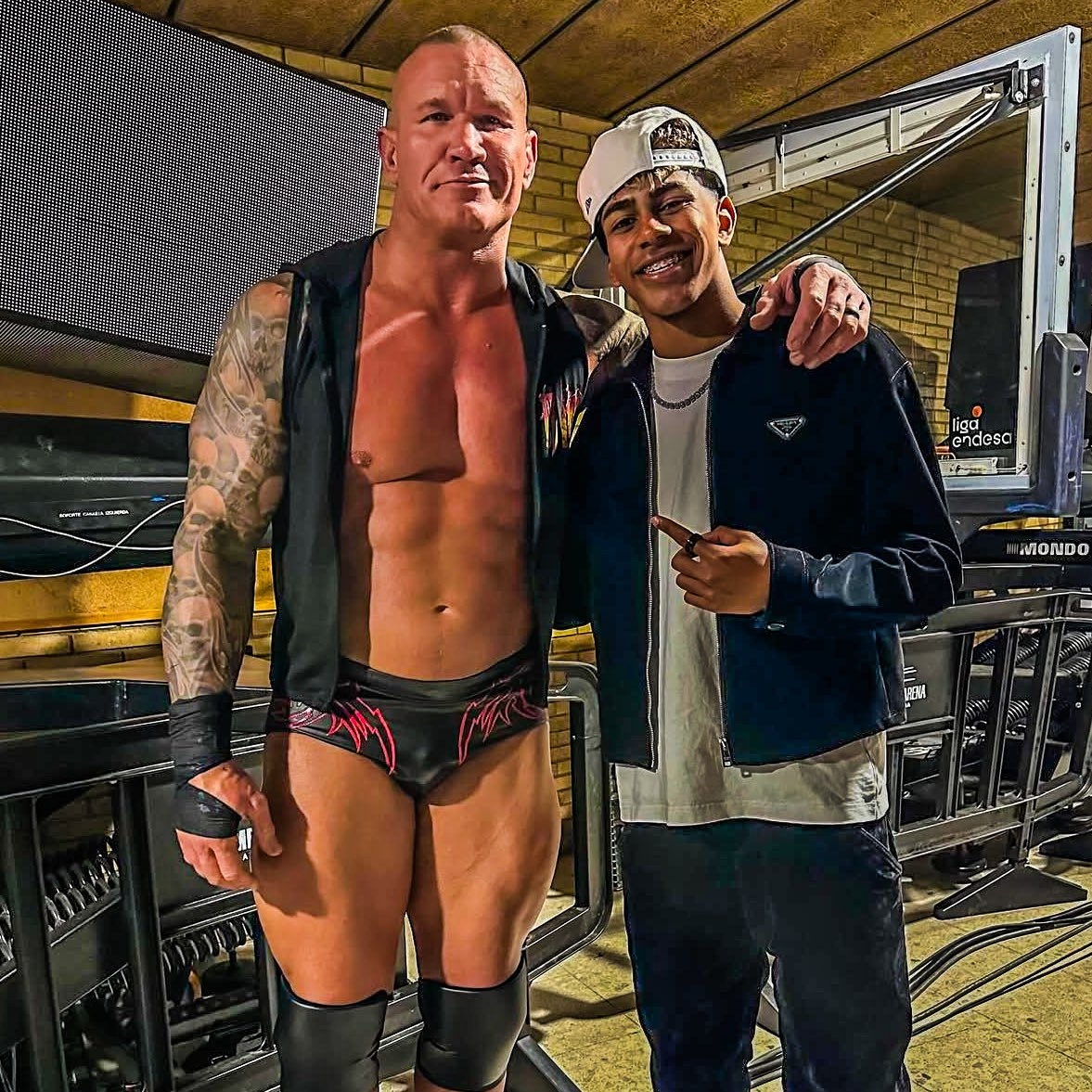  小心RKO！亞馬爾現(xiàn)場觀戰(zhàn)WWE，和奧爾頓、Triple H等合影