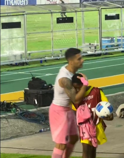  暖男！蘇亞雷斯賽后將球衣送給牙買加小球迷，并擁抱致意