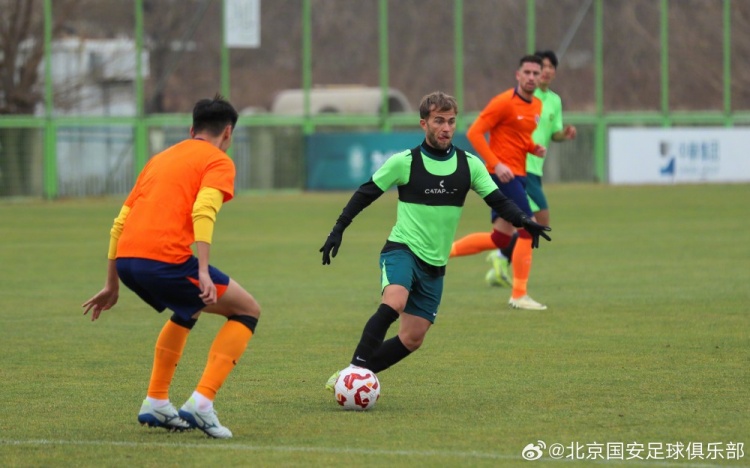  今天上午北京國(guó)安與青島海牛進(jìn)行了一場(chǎng)教學(xué)賽，最終國(guó)安2-1獲勝