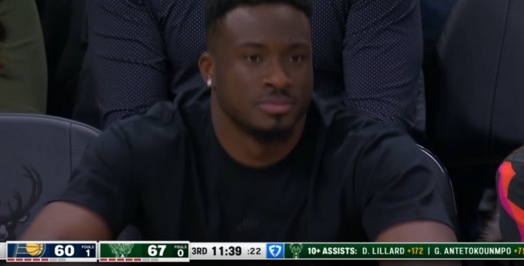  場上最猛的是我弟！字母哥的哥哥場邊觀戰(zhàn)雄鹿步行者