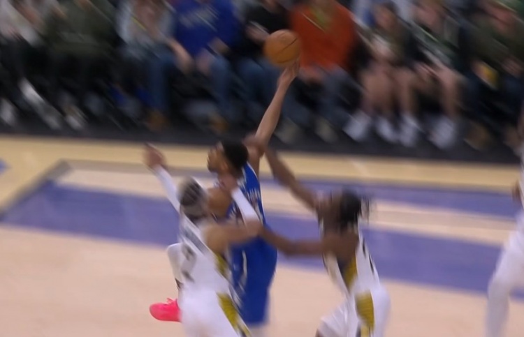  危險動作！字母哥上籃被內(nèi)史密斯反向猛拉胳膊 裁判吹一級惡犯