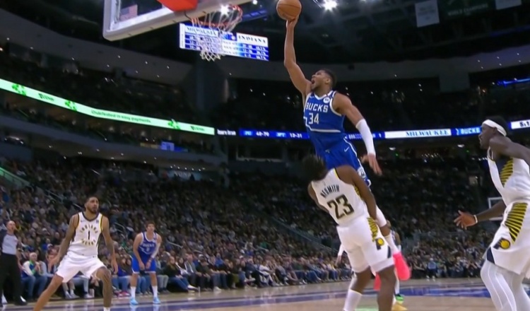  視覺效果炸裂！字母哥絲滑轉(zhuǎn)身單臂隔扣內(nèi)史密斯 可惜吹進攻犯規(guī)