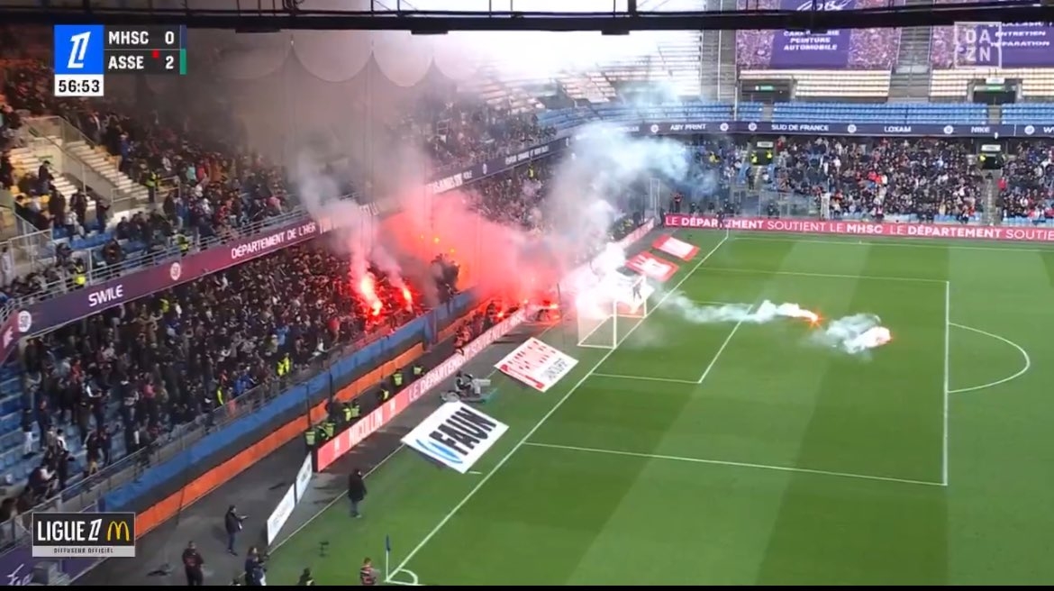  官方：因球迷放煙花引發(fā)小型火災(zāi)，蒙彼利埃vs圣埃蒂安比賽腰斬