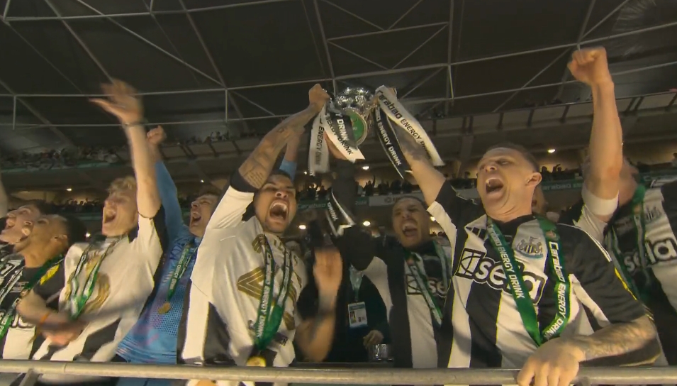  捧杯時刻！特里皮爾、吉馬良斯捧起聯(lián)賽杯冠軍獎杯