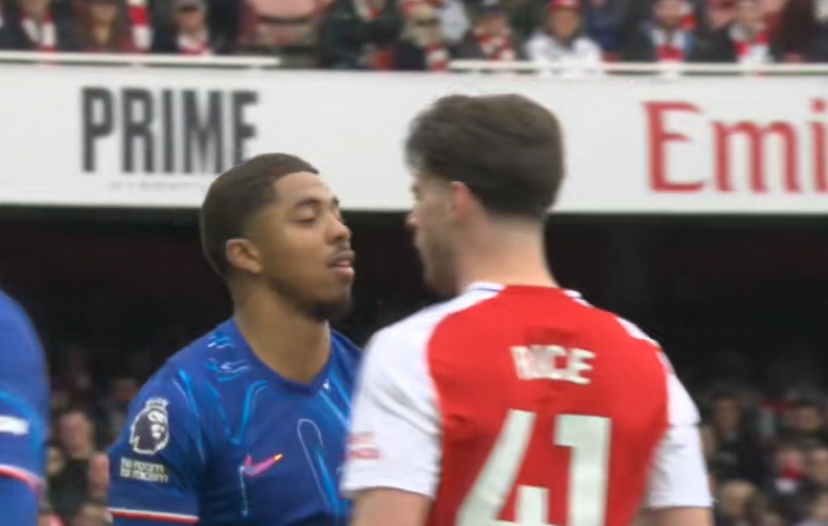  賴斯被踩臀部后起身質(zhì)問，福法納露出“輕蔑一笑”