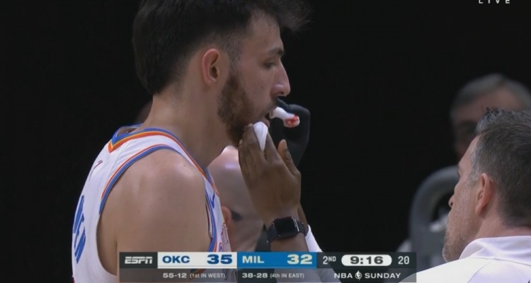  太積極了！霍姆格倫追防庫(kù)茲馬 撞到后者頭部嘴出血