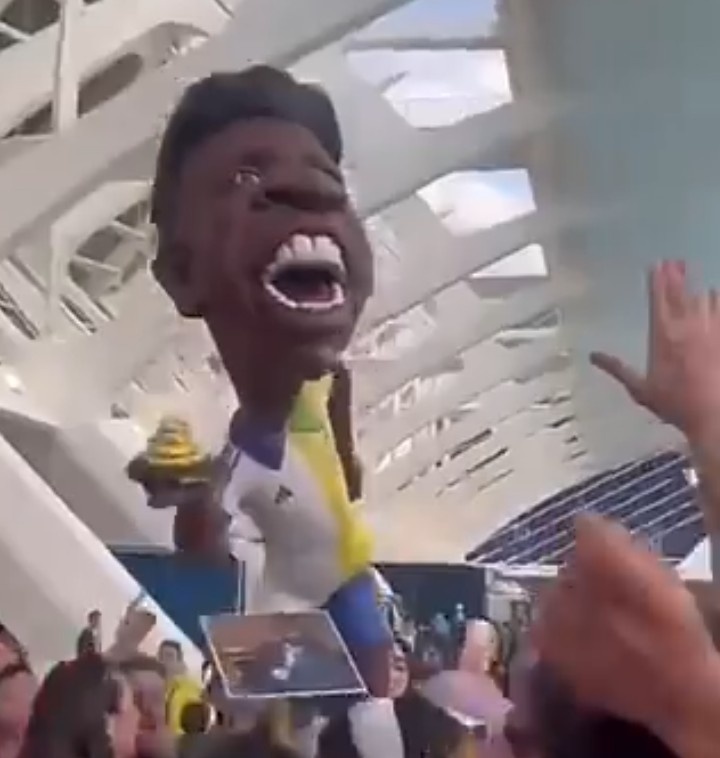  網(wǎng)友曬瓦倫西亞法雅節(jié)：維尼修斯人偶塑像被球迷嘲諷未贏得金球獎(jiǎng)