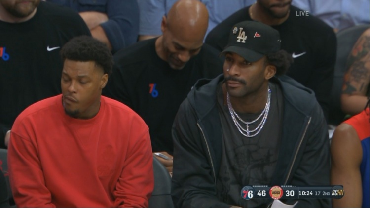  酷嗎？德拉蒙德打了鼻釘坐在場邊觀戰(zhàn) 本場缺陣客場戰(zhàn)火箭