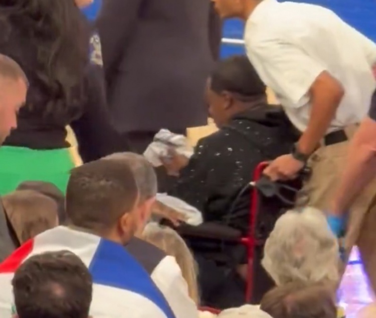  一個暫停12分鐘！尼克斯記者：場邊觀眾突然流鼻血&幾乎站不起來