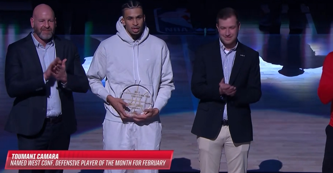  實至名歸！NBA官方為卡馬拉現(xiàn)場頒發(fā)2月西部最佳防守球員獎項
