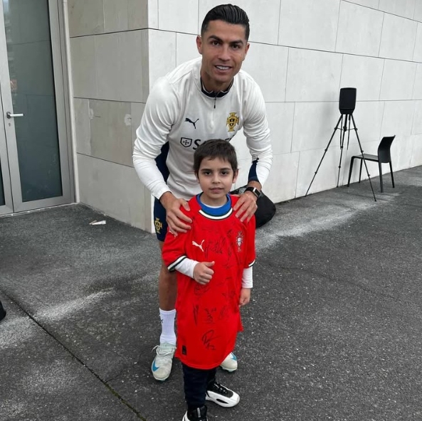  暖心！回國(guó)備戰(zhàn)間隙，C羅和病重小球迷見(jiàn)面并合影留念