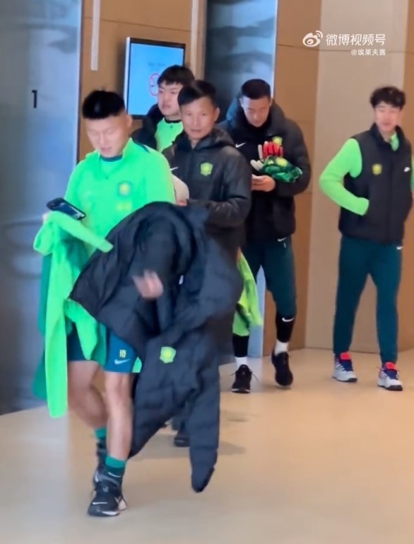  博主：張源出現(xiàn)在國安駐地仍步履蹣跚，韓佳奇、吳少聰參加訓練