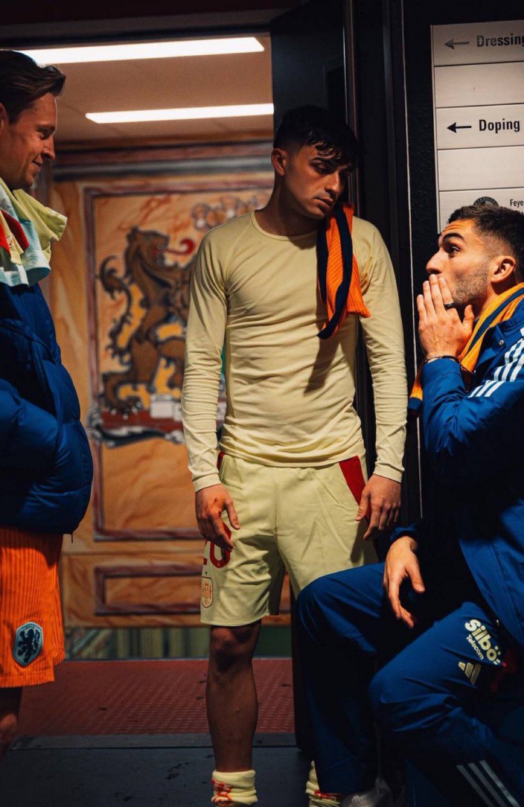  德容、費(fèi)蘭、佩德里賽后相聚聊天，佩德里一臉疲憊