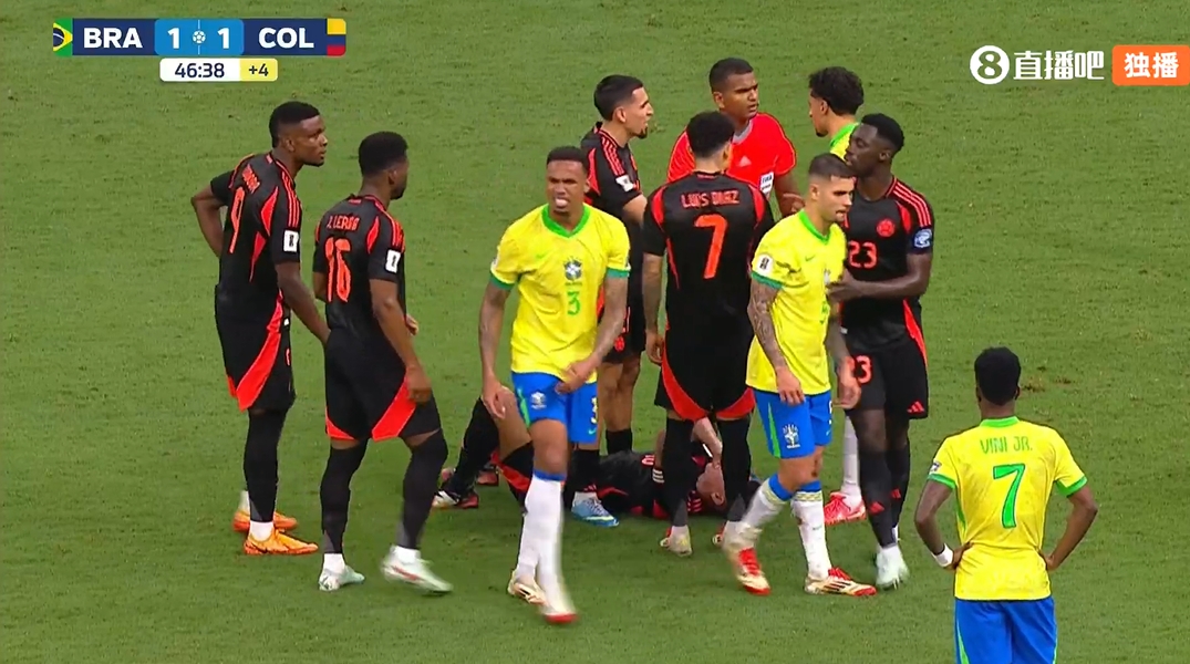  南美味道！加布里埃爾一臂干翻J羅染黃，后者痛苦捂面