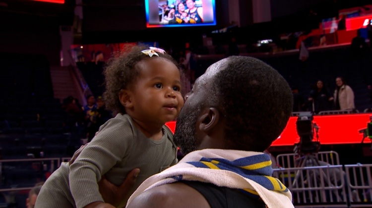  可可愛愛！追夢(mèng)賽后抱起來現(xiàn)場(chǎng)看球的女兒 慶祝今日勝利