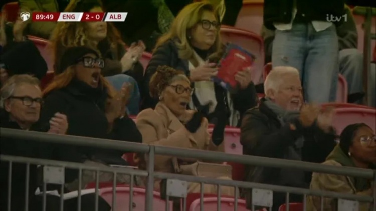  高興壞了！斯凱利英格蘭首秀破門，姐姐和奶奶在看臺(tái)擁抱慶祝