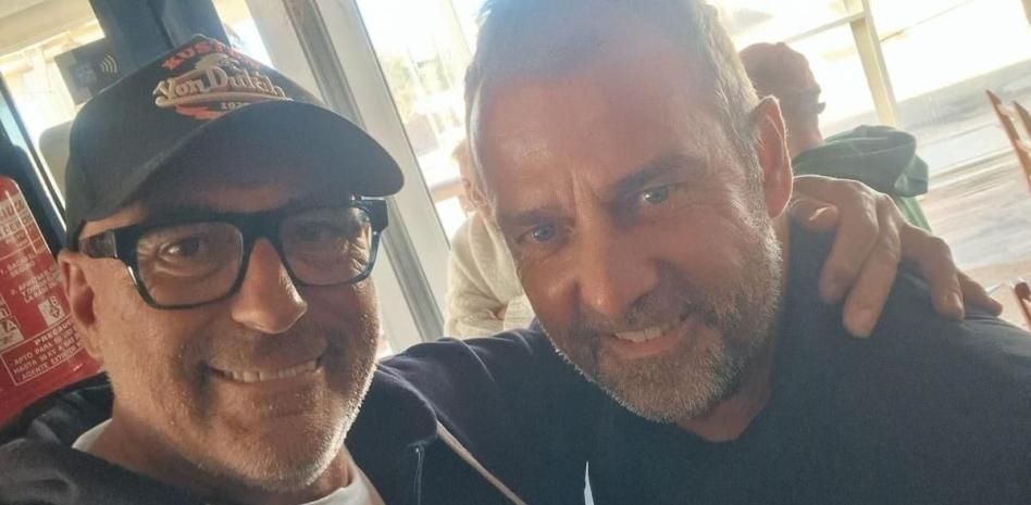  世體：巴薩主帥弗里克在西班牙小島度假，和球迷偶遇合影