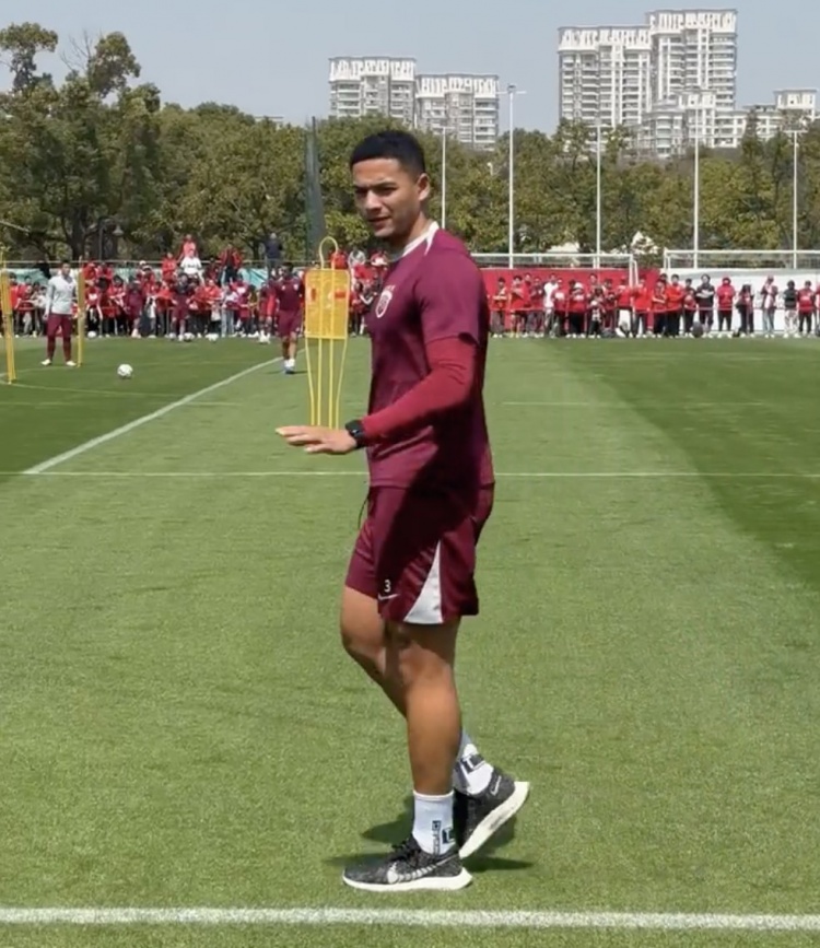  跟隊記者曬海港訓(xùn)練：武磊、蔣光太接受治療 馮勁、徐新慢跑恢復(fù)