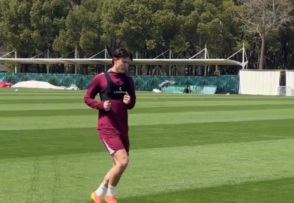  記者：沈子貴在教練帶領(lǐng)下恢復(fù)，去年遭右腿十字韌帶完全斷裂