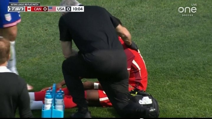  加拿大助教：醫(yī)生正在評(píng)估阿方索的傷情，他被撞了一下感覺(jué)不適