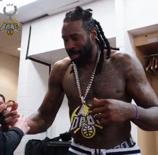  頂替約老師首發(fā)砍11+15+4！馬龍賽后將大金鏈子頒給小喬丹