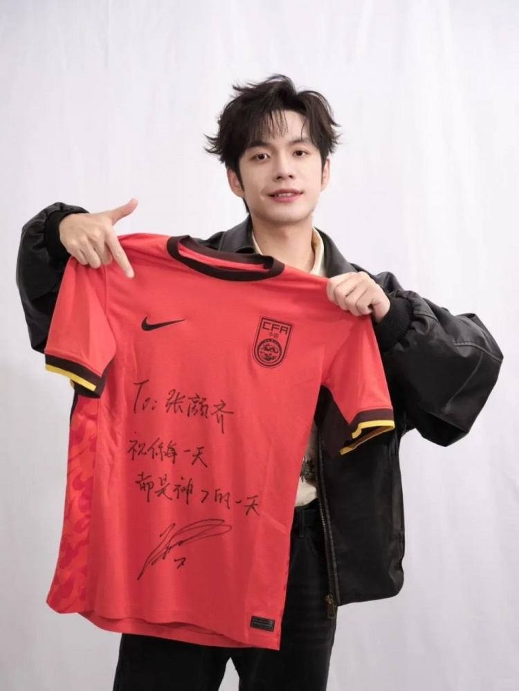  歌手張顏齊曬武磊to簽國足球衣，武磊評論：也是神“齊”的一天