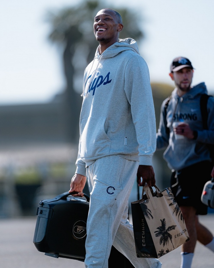  哈登隨隊(duì)出征！快船官方曬出球隊(duì)登機(jī)照：出征東部??！