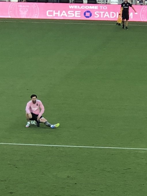  記者：梅西在訓(xùn)練中對左腿內(nèi)收肌受傷部位進行冰敷，周末出戰(zhàn)成疑