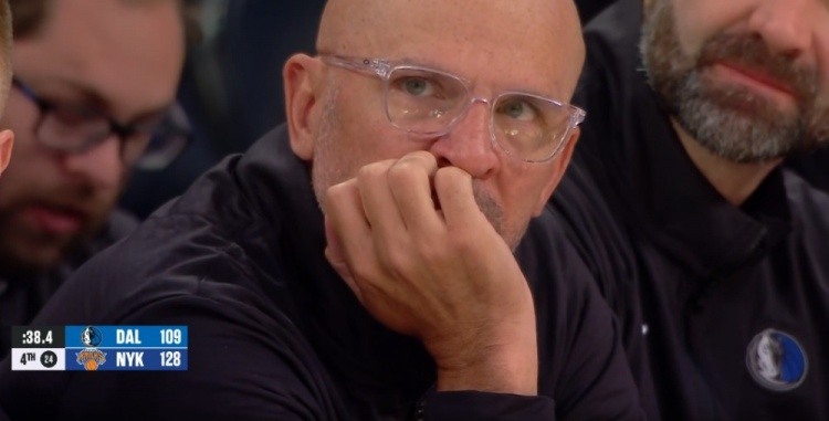  大比分落后！克萊與主帥基德場(chǎng)邊呆坐 顯得非常不開心