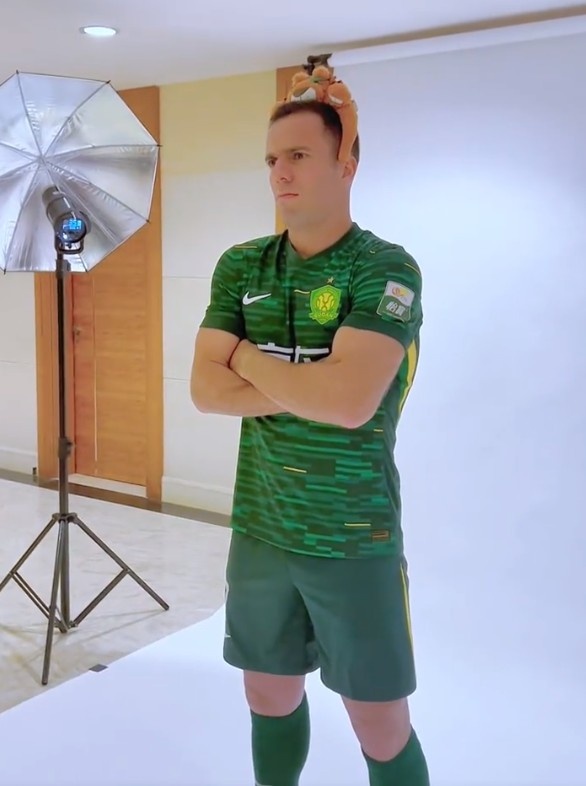  塞爾吉尼奧將迎國安首秀，博主曬其一個月前標(biāo)準(zhǔn)照拍攝花絮