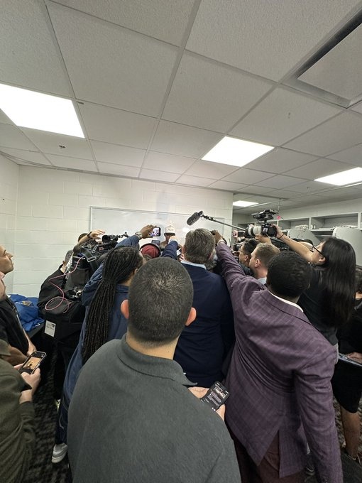  這陣勢！巴特勒采訪現(xiàn)場被圍得水泄不通